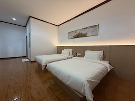 Comfort Twin Room, Courtyard View | Soundproofing, free WiFi