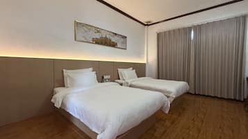 Comfort-værelse med 2 enkeltsenge - udsigt til gårdsplads | Gratis Wi-Fi