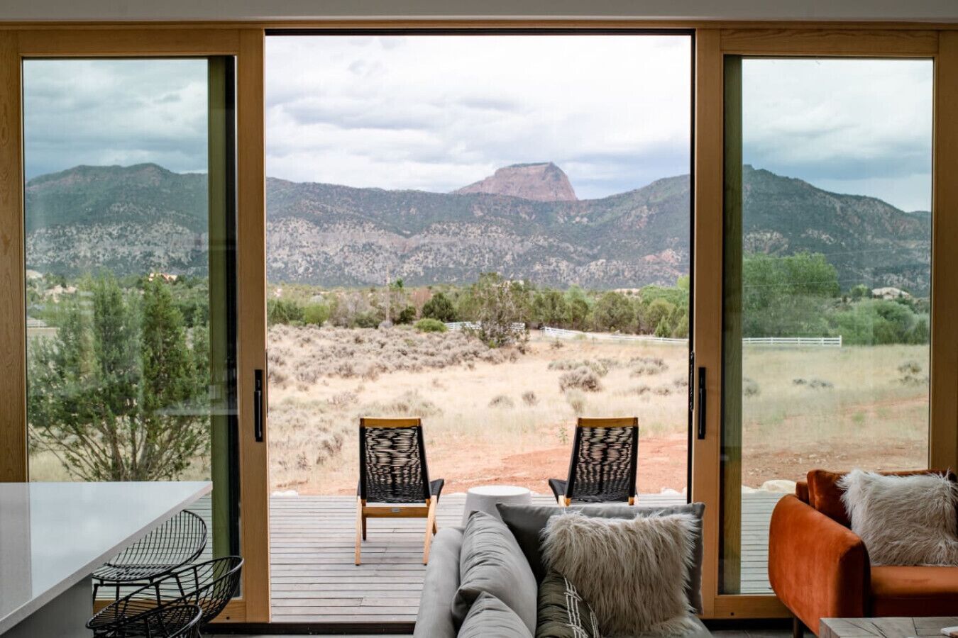 Télévision, cheminée, chaîne hi-fi