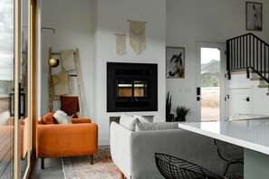 Fernseher, Kamin, Stereoanlage