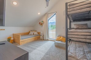 3 chambres, bureau, fer et planche à repasser, lit parapluie