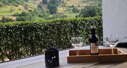 Ferienwohnung 'Am Südhang' mit Bergblick, privater Terrasse und Wi-Fi