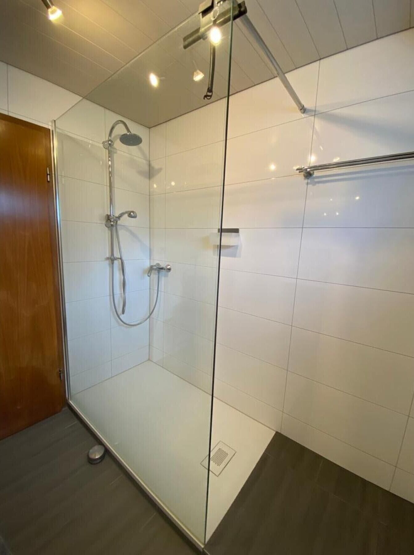 Een douche, een haardroger, handdoeken