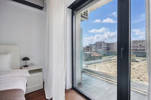 Moonlight | Egyptian cotton sheets, premium bedding, travel crib, free WiFi
