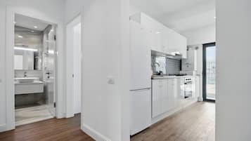 Refrigerador con freezer, horno, placa de cocina, cafetera expreso