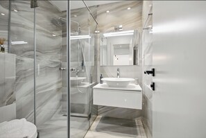 Moonlight | Bathroom | Hair dryer, towels, soap, shampoo
