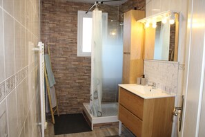 シャワー、ヘアドライヤー、石鹸、トイレットペーパー