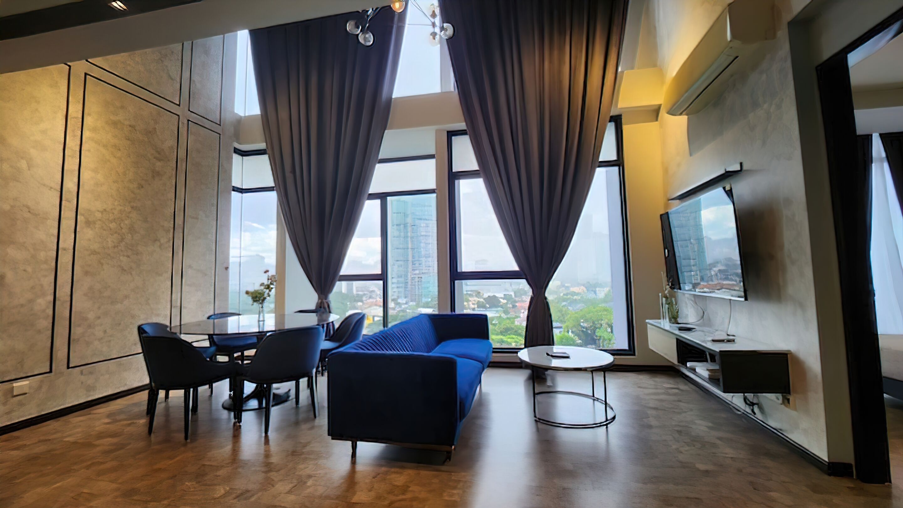 高级公寓, 3 间卧室, 厨房, 城市景观 | 起居区 | 35-英寸电视（配备有线频道）