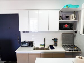 Deluxe Studio | Private kitchen | Microwave, cookware/dishes/utensils
