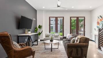 Televisor intel·ligent i llibres