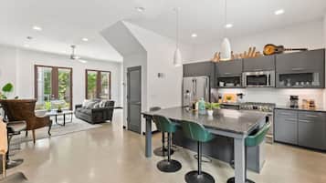 Geladeira, micro-ondas, fogão, cooktop