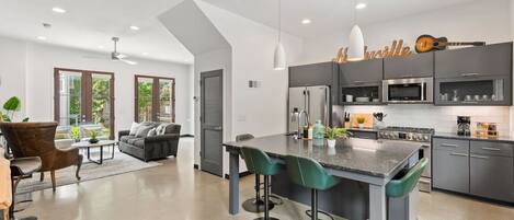 Réfrigérateur, micro-ondes, four, plaque de cuisson