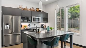 Lemari es, microwave, oven, dan kompor