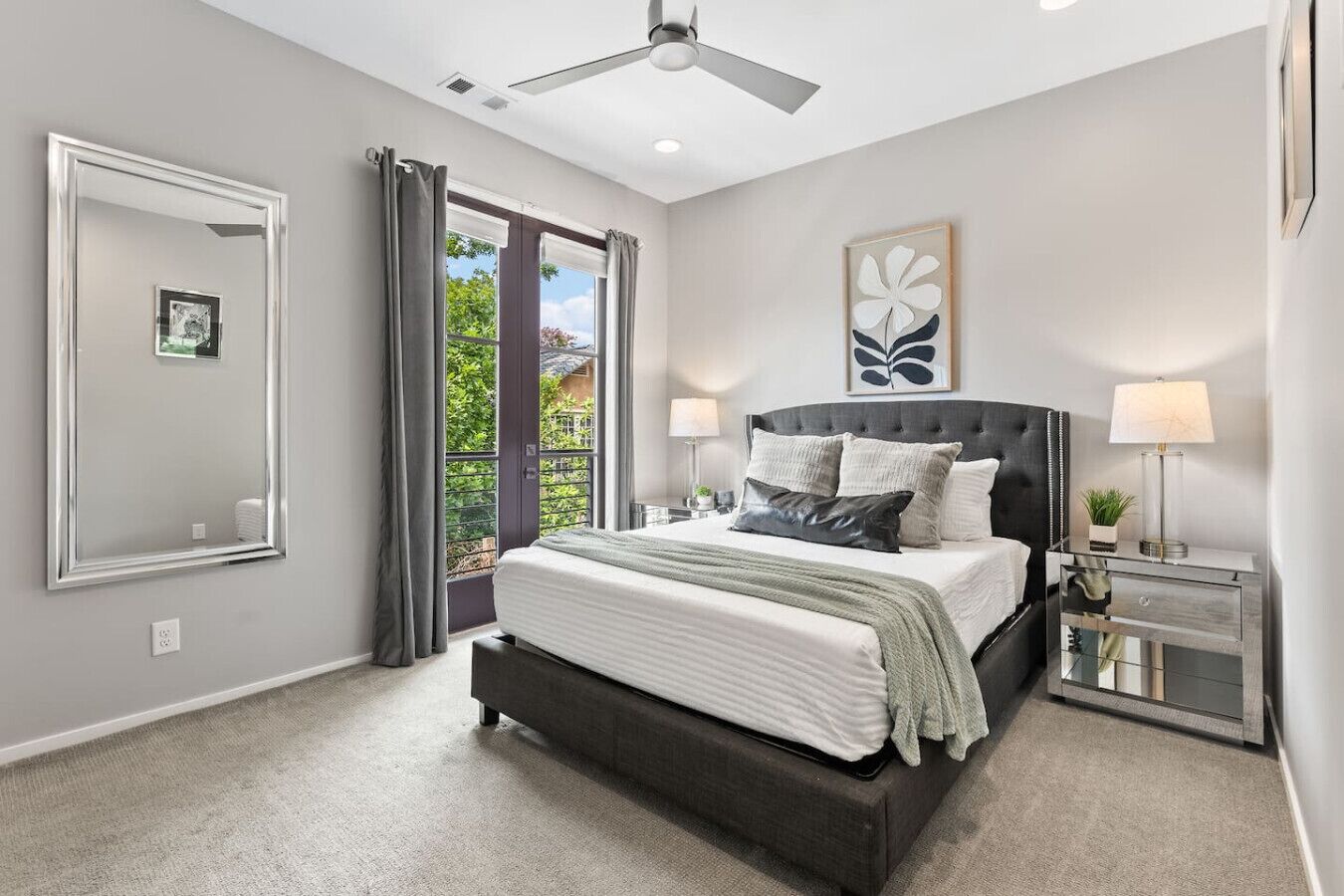 3 quartos, escrivaninha, ferros/tábuas de passar roupa