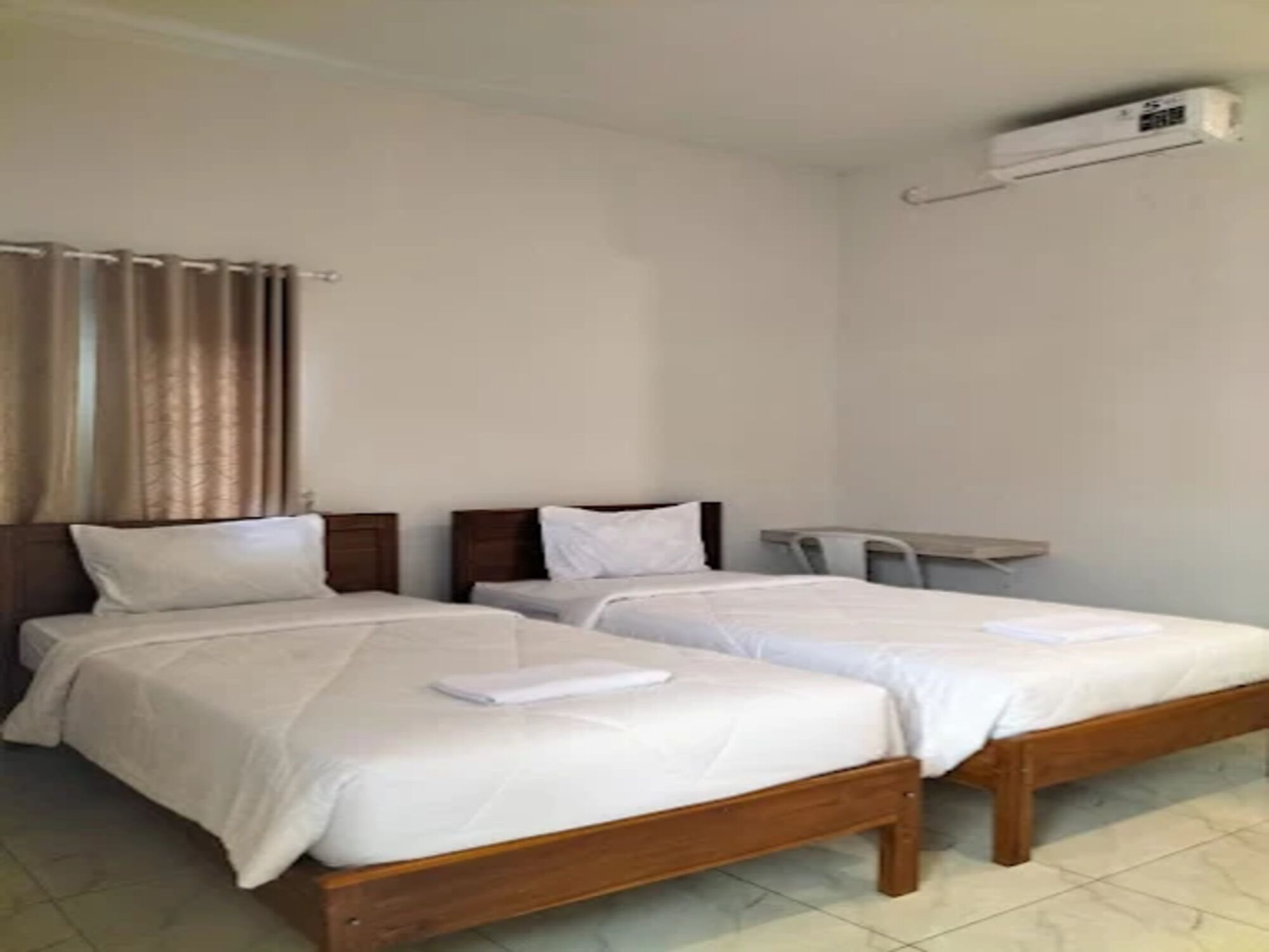 Kahden hengen huone (kaksi sänkyä) | Työpöytä, kannettavalle tietokoneelle sopiva työtila, ilmainen Wi-Fi