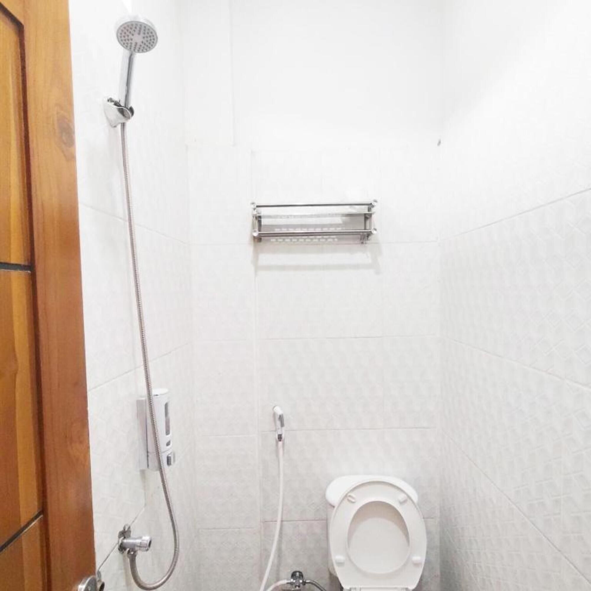 Camera con 2 letti singoli | Bagno | Doccia, set di cortesia gratuito, asciugamani, sapone