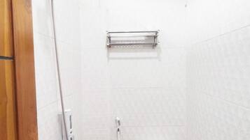 Quarto duplo | Banheiro | Chuveiro, produtos de toalete grátis, toalhas de banho, sabonete