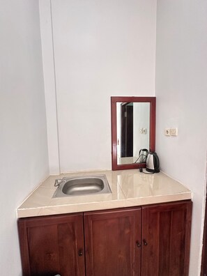 Twin Room | Bathroom | Shower, free toiletries, towels, soap - Charlitoz Homestay (Labuan Bajo)