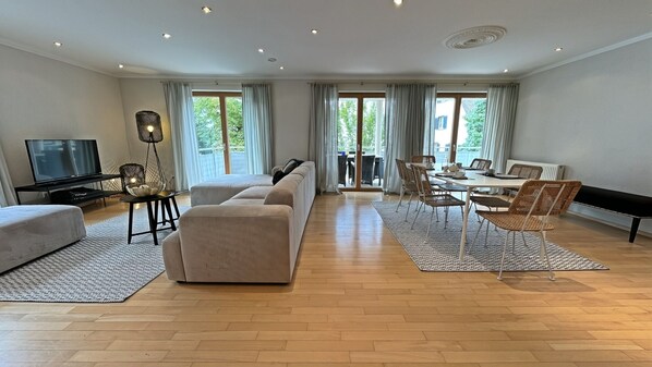 Apartment, Balcony | Living area | Flat-screen TV - Ferienwohnung am Urbanbrunnen (Hagnau)