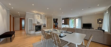 Apartment, Balkon | Wohnbereich