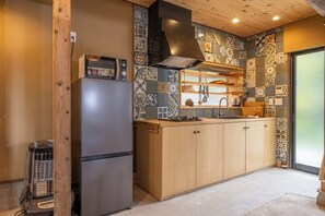 Réfrigérateur, micro-ondes, batterie de cuisine, vaisselle et ustensiles