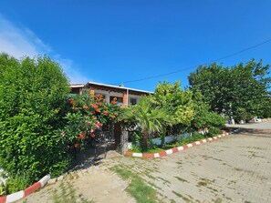Property grounds - Melanur Pansiyon (Gokceada)