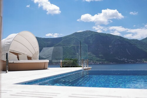 Villa mit Infinity-Pool und Blick auf das Meer und die Bucht von Kotor