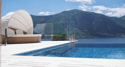 Villa mit Infinity-Pool und Blick auf das Meer und die Bucht von Kotor