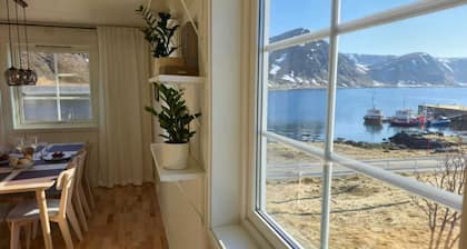 Private house with jacuzzi in the fishing village near by North Cape