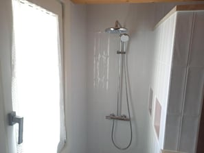 Dusche, Haartrockner, Bidet, HandtĂŒcher