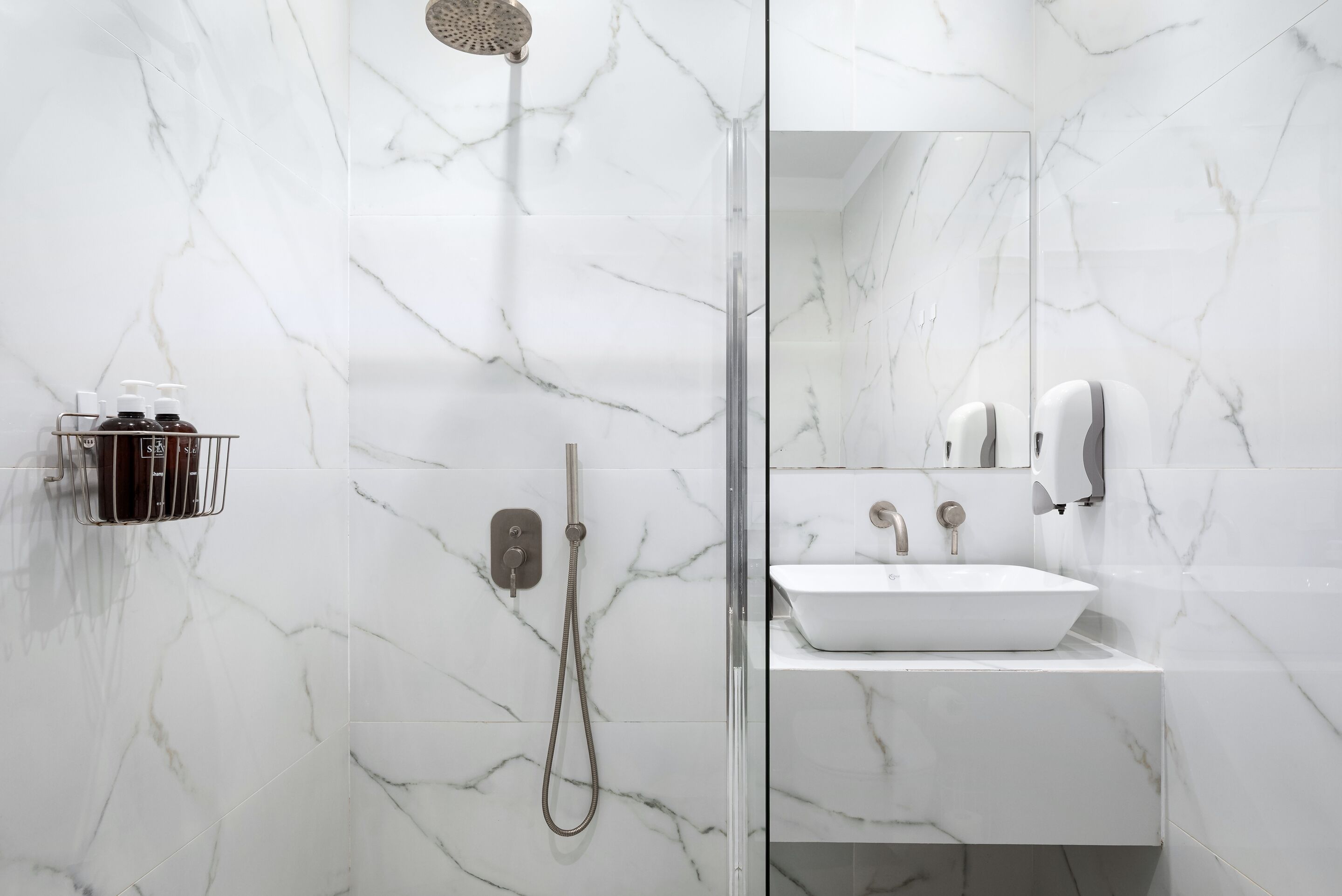 Superior Suite | Bathroom | Shower, rainfall showerhead, free toiletries, hair dryer
