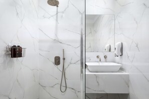 Suite supérieure | Salle de bain | Douche, douche cascade, articles de toilette (gratuits)