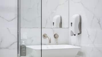 Superior Suite | Bathroom | Shower, rainfall showerhead, free toiletries, hair dryer