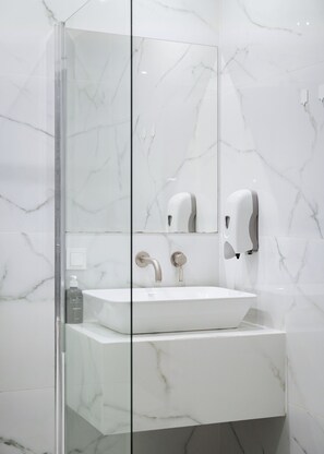 Superior Suite | Bathroom | Shower, rainfall showerhead, free toiletries, hair dryer - Acropolis Cozy Suites (Athens)