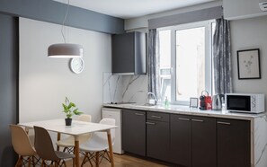 Suite Confort | Coin cuisine privé | Grand réfrigérateur, micro-ondes, machine à expresso