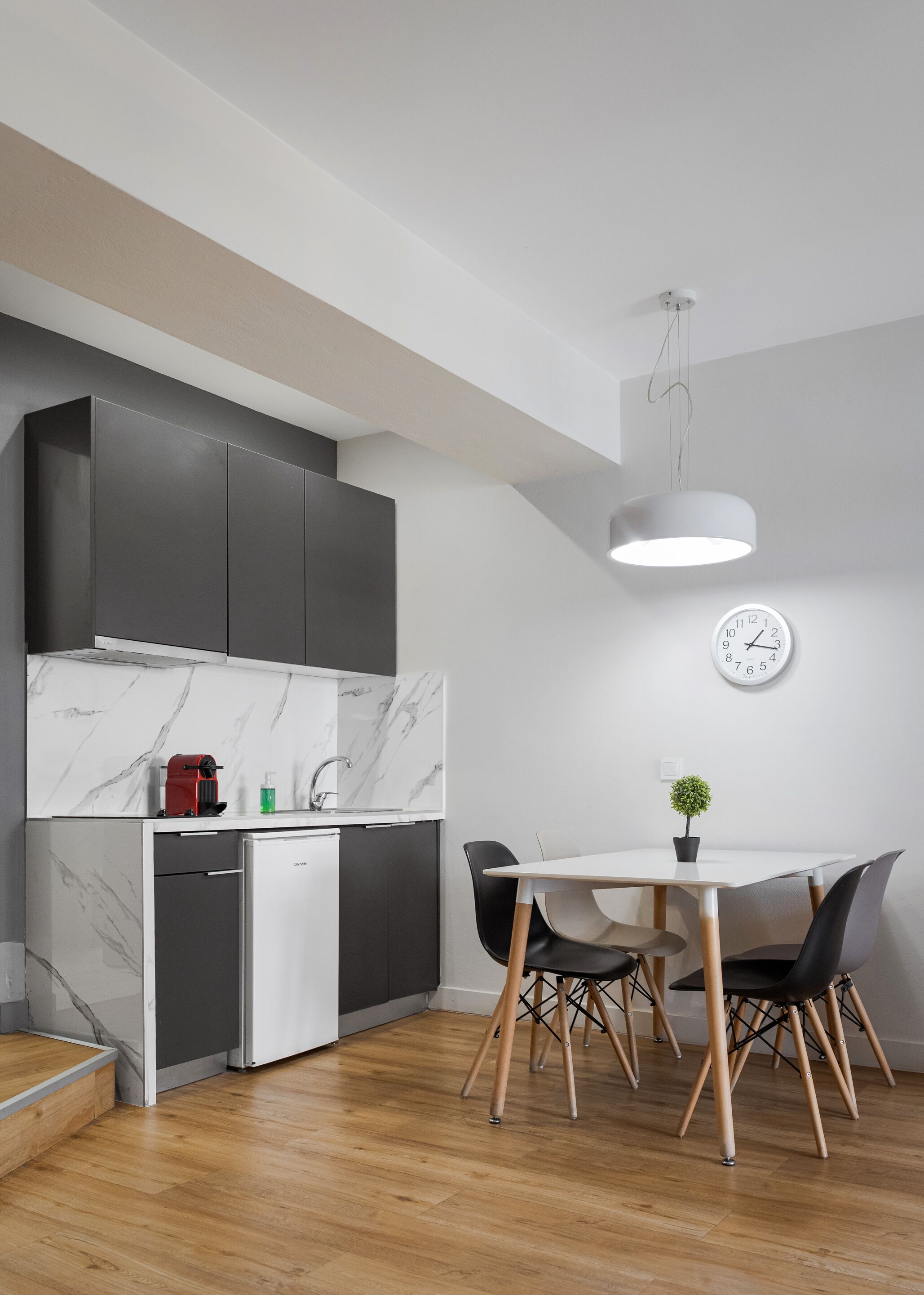 Deluxe Suite, City View | In-room dining