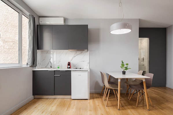 Suite Supérieure | Coin cuisine privé | Grand réfrigérateur, micro-ondes, machine à expresso