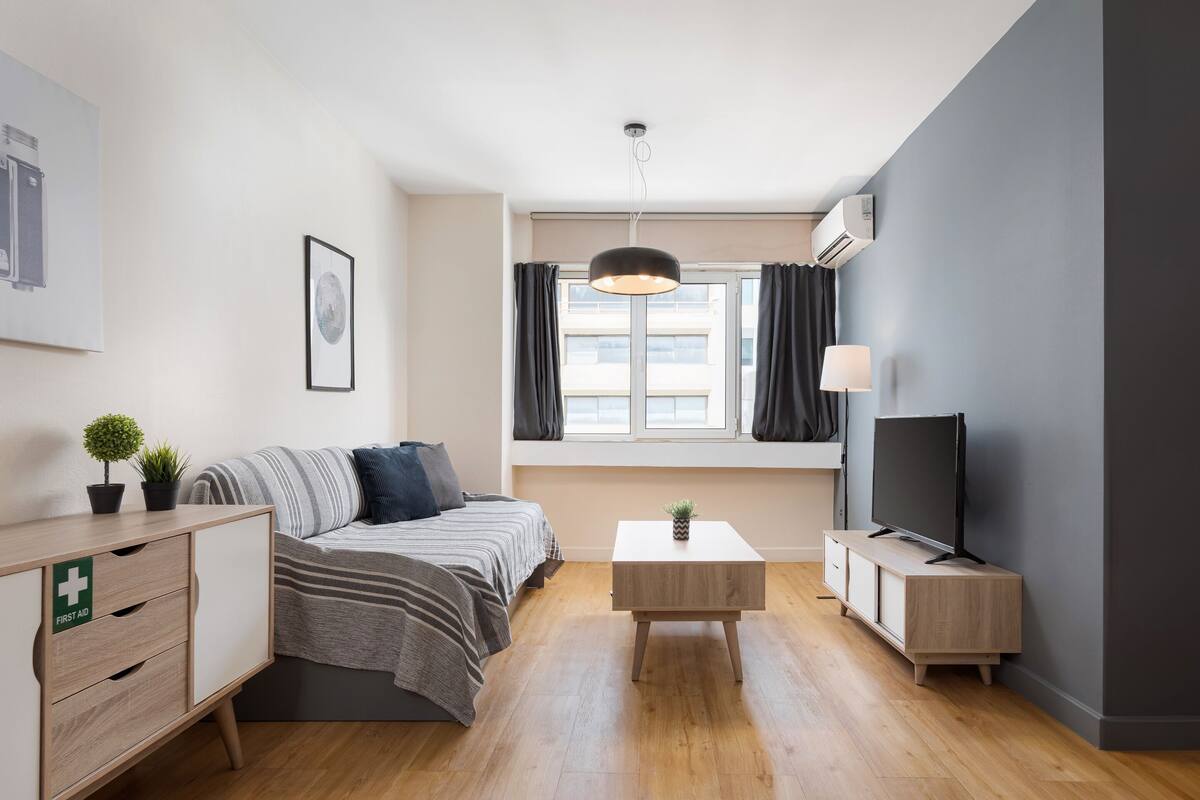 Deluxe Suite, City View | Living room | 50-inch Smart TV with satellite channels, Netflix, streaming services