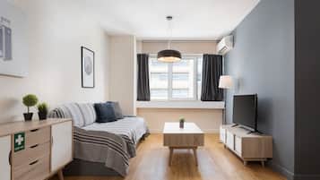 Deluxe-Suite, Stadtblick | Wohnzimmer | 50-Zoll-Smart-TV mit Satellitenempfang, Netflix, Streaming-Dienste