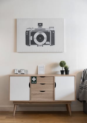 Suite Deluxe, vue ville | Coin séjour | TV connectée de 50 pouces avec chaînes par satellite, Netflix