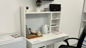 Una scrivania, postazione laptop, Wi-Fi gratuito