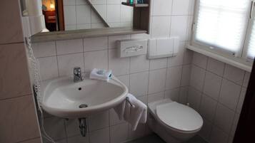 Doppelzimmer | Badezimmer | Bademäntel