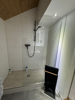 Een douche, een haardroger, handdoeken