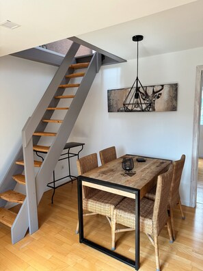 Dining - Saarner Loft Apartment with Private Terrace, Garden, and Wi-Fi (Mülheim an der Ruhr)