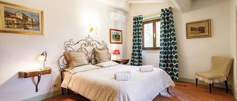2 camere, una scrivania, ferro/asse da stiro, culla da viaggio