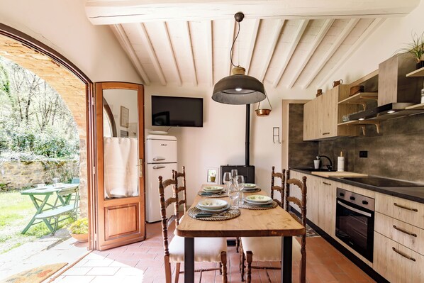 Kühlschrank, Mikrowelle, Ofen, Herdplatte