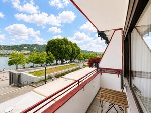 A balcony with a view of a river, trees, and a distant hill. - Riverside Retreat in Koblenz (Koblenz)