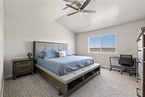 4 Schlafzimmer, Schreibtisch, Bügeleisen/Bügelbrett, WLAN