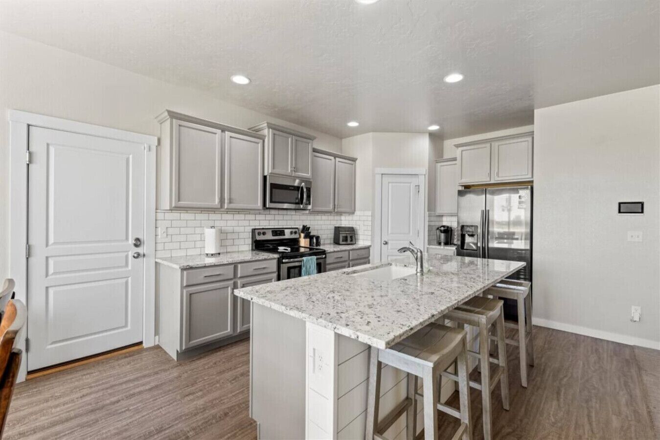 Kjøleskap, mikrobølgeovn, ovn og kokeplater