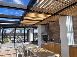 Outdoor dining - Beautiful apt-balcony in La Carolina 70” QLED TV (Quito)